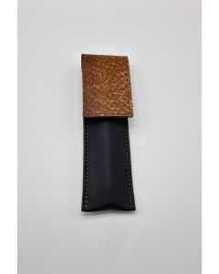 Leder-Etui MONO Black-Toffee Vorderseite mit Stift